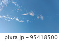 広い青空に浮かぶ白い雲 95418500