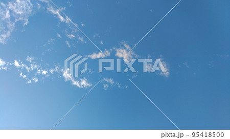 広い青空に浮かぶ白い雲 95418500