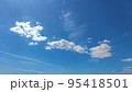 秋の青空に浮かぶ白い雲 95418501