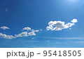 秋の青空に浮かぶ白い雲 95418505