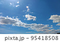 青空に浮かぶ白い雲 95418508