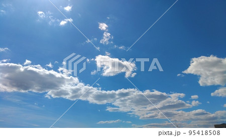 青空に浮かぶ白い雲 95418508