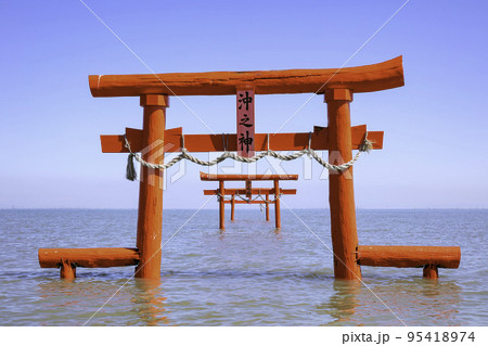 有明海の神秘的な風景　大魚神社の海中鳥居　（佐賀県） 95418974