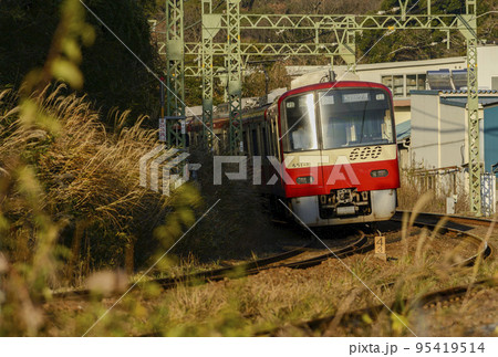 秋の鉄道【神奈川県逗子市】三線軌条走行中の京浜急行600形 95419514