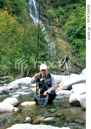 名勝釜川渓谷で渓流釣りをするシニア男性釣り師 95419906