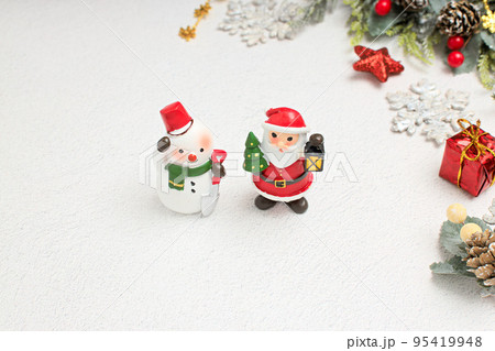 クリスマスの飾り付け｜サンタと雪だるま 95419948
