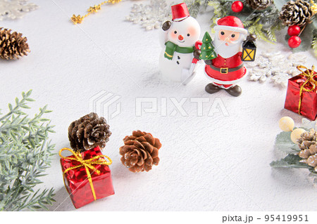 クリスマスの飾り付け｜サンタと雪だるま 95419951