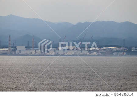 洋上から眺める福島第一原子力発電所（2022年） 95420014