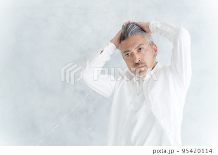 髪を整えるミドル男性 95420114