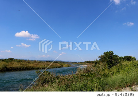 そよ風が吹く秋の河川敷　穏やかな日　鬼怒川　 95420398