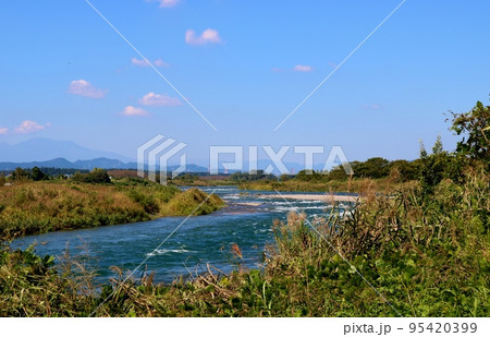 そよ風が吹く秋の河川敷　穏やかな日　鬼怒川　 95420399