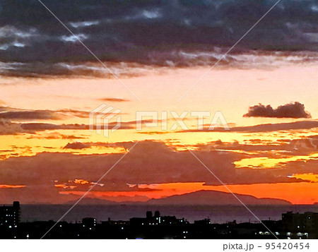 瀬戸内の播磨灘に沈む「夕日・夕焼け」水彩画風 瀬戸内の播磨灘に沈む「夕日・夕焼け」水彩画風 95420454