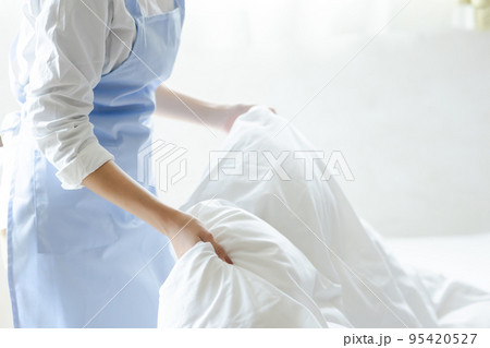 ベッドメイクをする可愛い女性 ベッドメイクをする可愛い女性 95420527