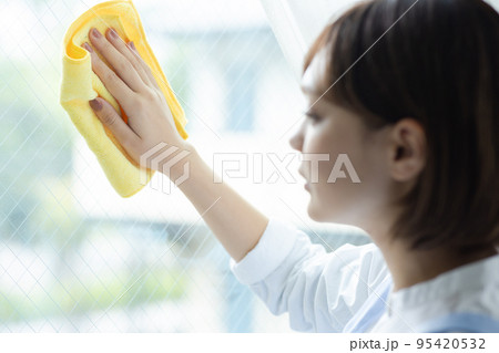 ベッドメイクをする可愛い女性 95420532