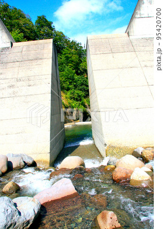 名勝釜川渓谷で渓流釣りをするシニア男性釣り師 名勝釜川渓谷で渓流釣りをするシニア男性釣り師 95420700