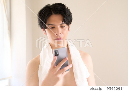 洗面所でスマホを使う若い男性 メンズビューティー イメージ 洗面所でスマホを使う若い男性 メンズビューティー イメージ 95420914