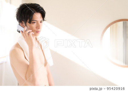 洗面所で通話をする若い男性 メンズビューティー イメージ 洗面所で通話をする若い男性 メンズビューティー イメージ 95420916