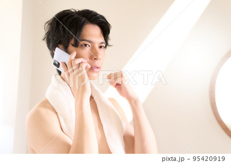 洗面所で通話をする若い男性 メンズビューティー イメージ 洗面所で通話をする若い男性 メンズビューティー イメージ 95420919