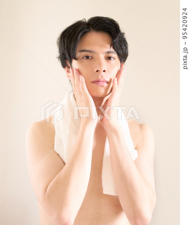 鏡を見ながら頬を触る若い男性　スキンケア　メンズビューティー　イメージ 95420924