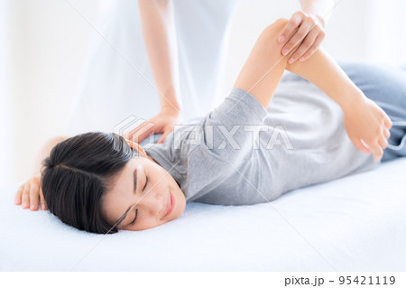 女性　整体　マッサージ　整骨院　指圧 95421119