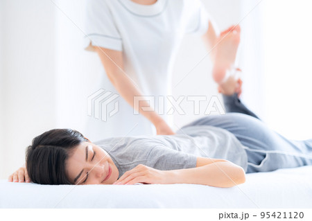 女性　整体　マッサージ　整骨院　指圧 95421120
