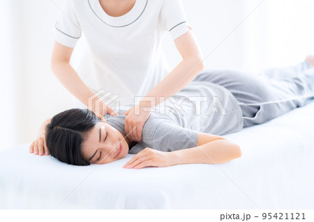 女性　整体　マッサージ　整骨院　指圧 95421121