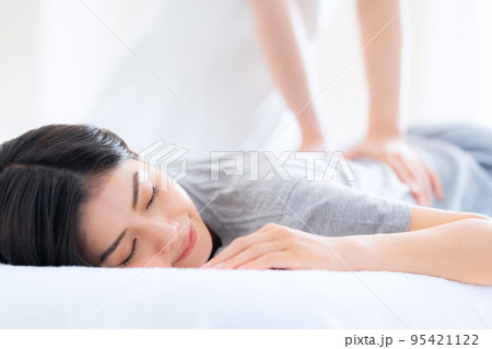 女性　整体　マッサージ　整骨院　指圧 95421122
