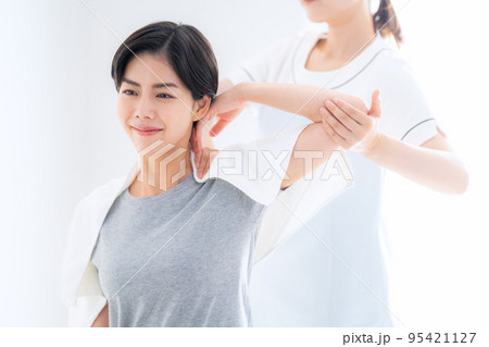 女性　整体　マッサージ　整骨院　指圧 95421127