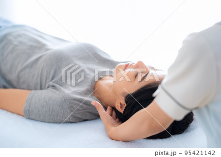 女性　整体　マッサージ　整骨院　指圧 95421142