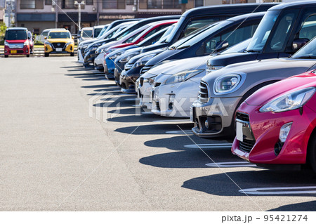 駐車場に並んだ乗用車 95421274
