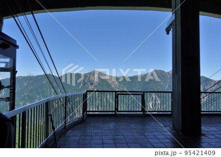 立山黒部アルペンルート大観峰ー黒部平ロープウェイ 立山黒部アルペンルート大観峰ー黒部平ロープウェイ 95421409