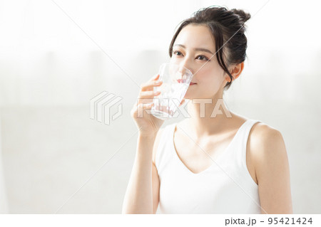 女性 水分補給 女性 水分補給 95421424