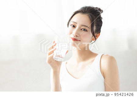 女性 水分補給 女性 水分補給 95421426
