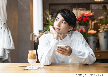 若い男性　スマホ 95421712