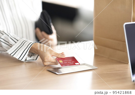 クレジットカードで買い物する女性 ボディパーツ パーツカット 手元 クレジットカードで買い物する女性 ボディパーツ パーツカット 手元 95421868