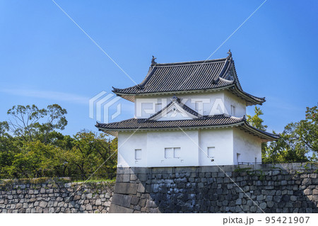 大阪城公園　一番櫓　スカッと晴れた秋の空 95421907