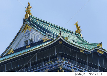 大阪城天守閣　金のしゃちほこが見える 95421919