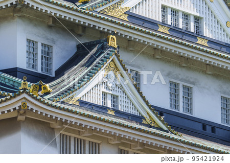 細やかな飾りが美しい大阪城天守閣のクローズアップ 95421924