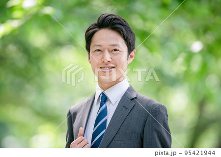 ビジネス　男性　新緑 95421944
