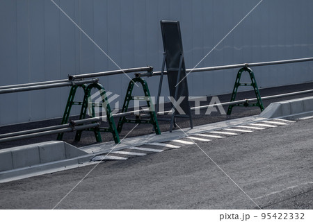 建設現場前の単管バリケード 95422332