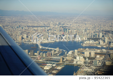 空から見た東京のビル群 95422365