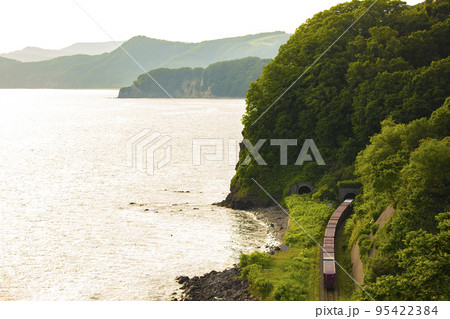 【鉄道写真】トンネルに進入する貨物列車 JR室蘭本線にて 【鉄道写真】トンネルに進入する貨物列車 JR室蘭本線にて 95422384