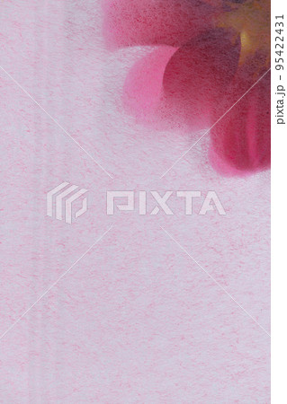 和紙と花びら（ダリア）の背景素材 95422431