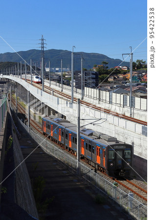 諫早市内を行く西九州新幹線N700S系と長崎本線YC1系の並走 95422538