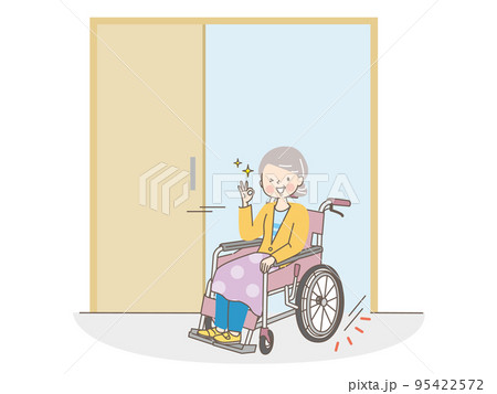 車椅子のシニア女性とバリアフリー住宅 95422572