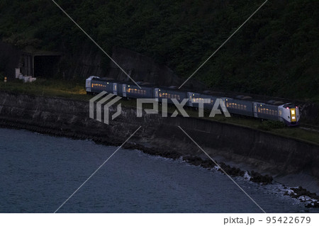 【鉄道写真】夕方から夜にかけて、JR函館本線落部～野田生間を走る列車たち 95422679