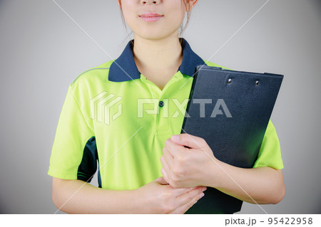 女性監督官、作業現場、工場（顔なし） 95422958