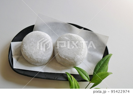 もちもち柔らかい大福もち　お茶請けに嬉しい　なんてんの葉 95422974