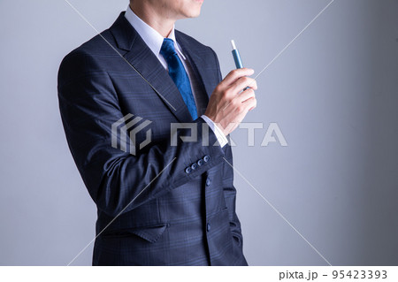スーツでたばこを吸う男性 smoking スーツでたばこを吸う男性 smoking 95423393