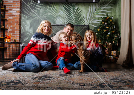 Huge family siiting on floor. Christmas time. 95423523